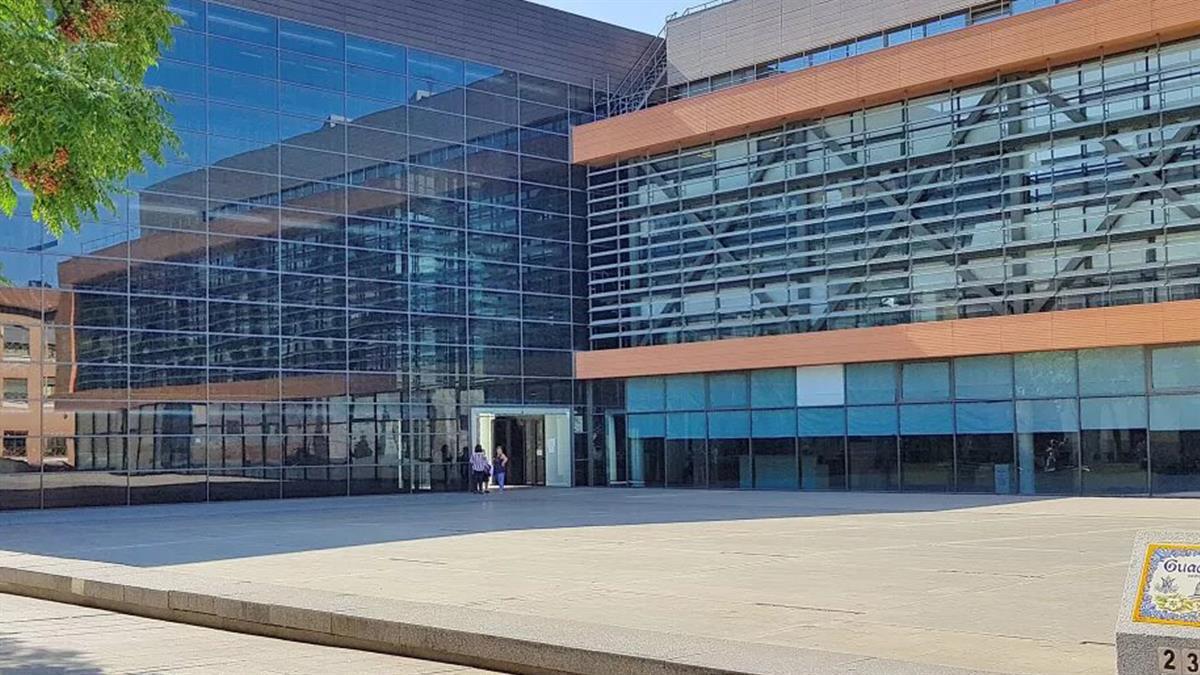 Se le acusa de un posible delito penal de prevaricación por la firma del contrato que puso fin a las obras del CREAA