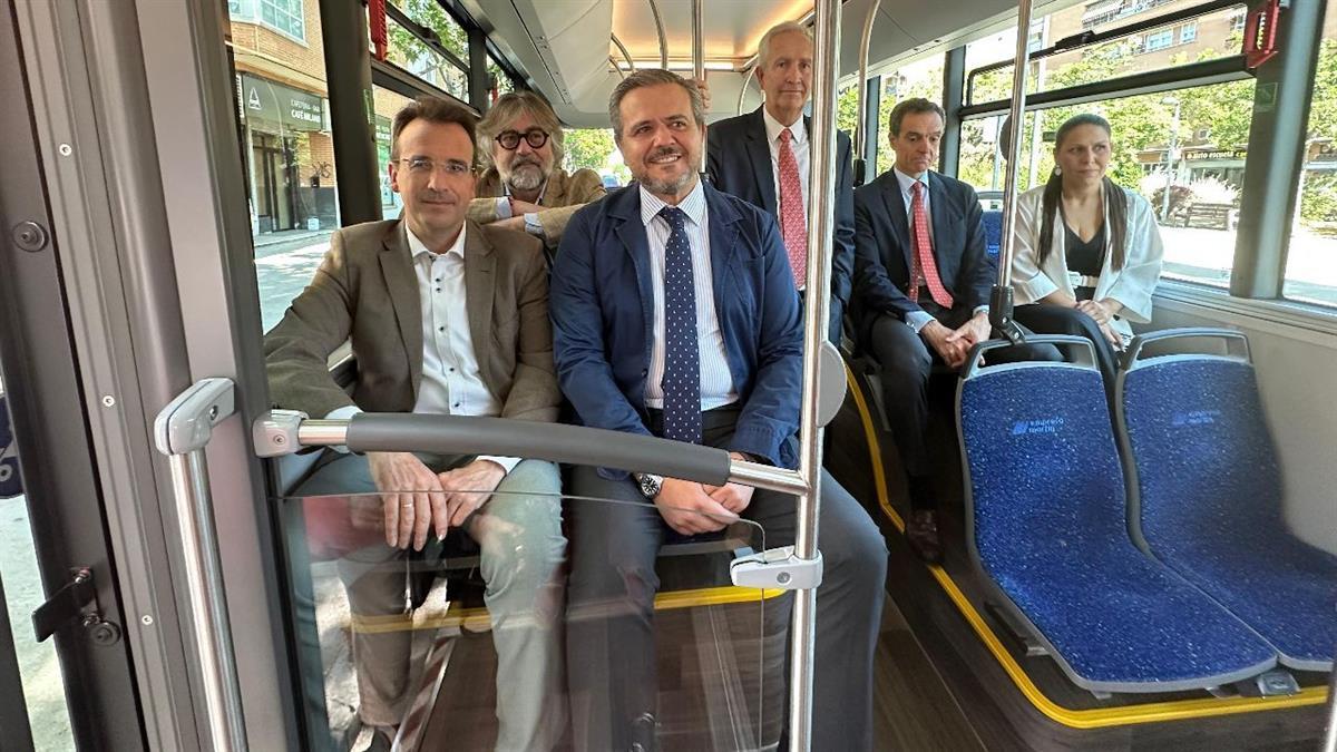 El consejero de Transportes, Jorge Rodrigo, ha realizado un trayecto Leganés Norte-Plaza Elíptica en la Línea 480 con el alcalde de Leganés, Miguel Ángel Recuenco