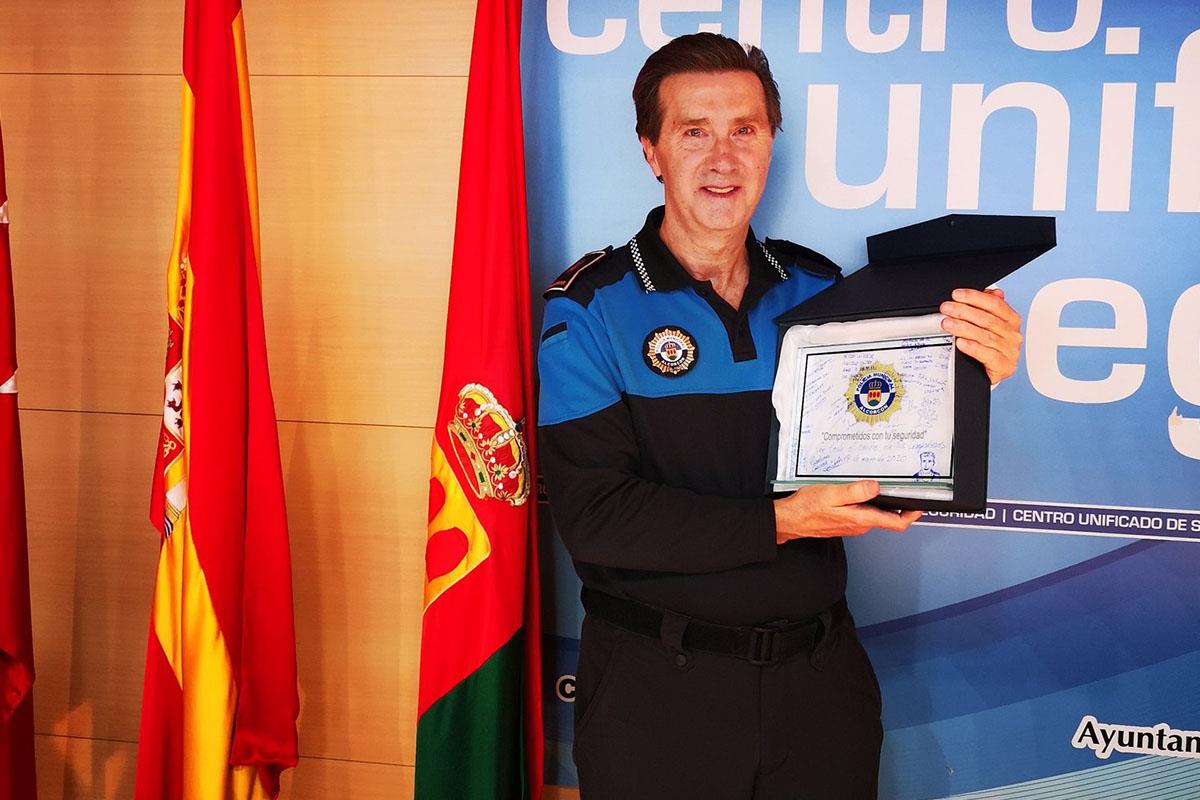 En 2013 inauguró el perfil de Twitter y se jubila después de 39 años de servicio en el cuerpo de la Policía Local de Alcorcón 