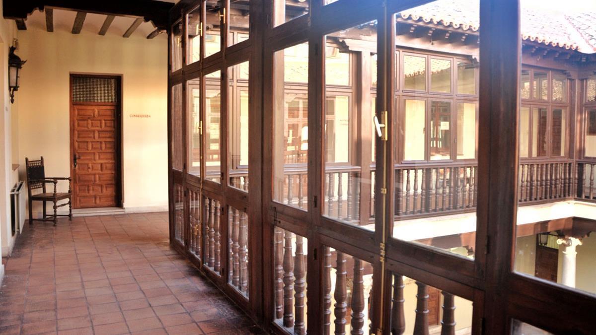 El alcalde ha garantizado que se mantendrá el servicio de la Calle Santiago con fondos municipales