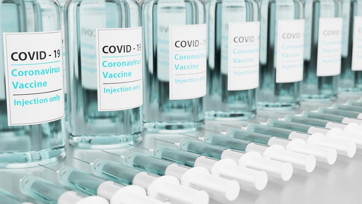 El 12 de Octubre, Gregorio Marañón, La Paz y la Fundación Jiménez Díaz administrarán la vacuna de Pfizer a personas de 70 a 74 años; y los centros hospitalarios de Móstoles, Alcorcón, Fuenlabrada, Severo Ochoa, Getafe y Puerta de Hierro inocularán AstraZeneca a personas de entre 60 y 65 años