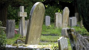 Se suprime en el Pleno Municipal la tasa por el cuidado de las lápidas del cementerio, que nunca se ha llegado a cobrar a los vecinos. ¿Por qué? 