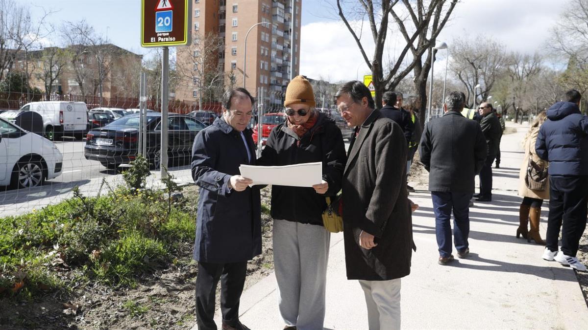 Carabante visita la segunda fase de las obras en esta zona verde de San Blas-Canillejas
