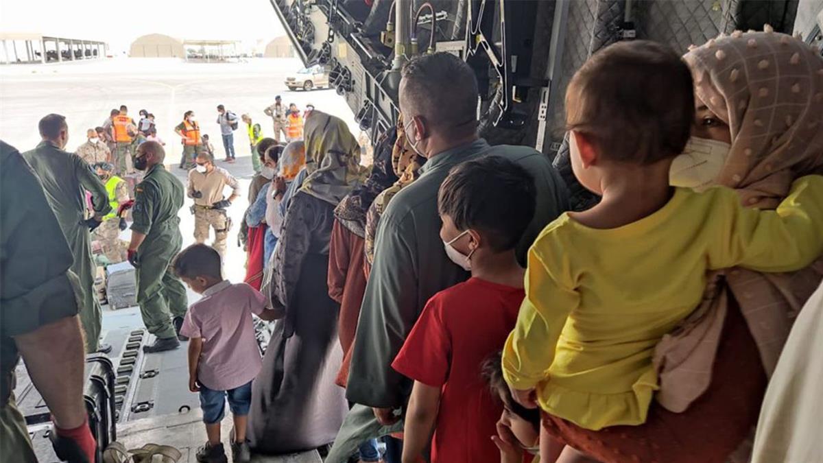 España se quedarán unos 50 refugiados afganos en total