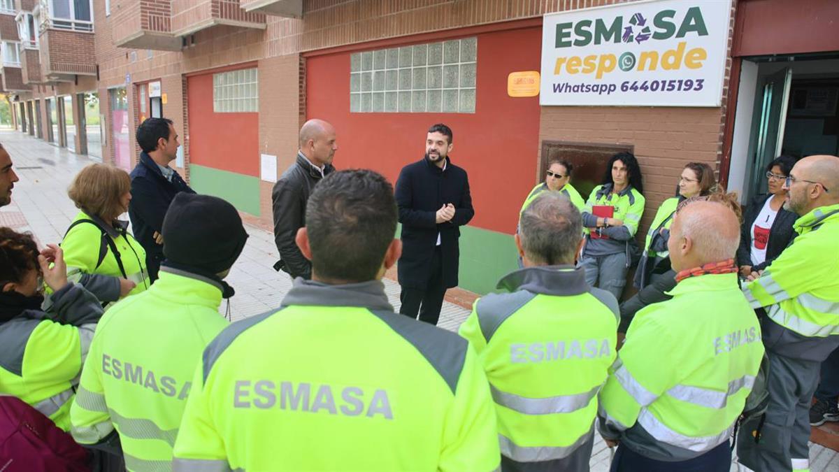 La empresa pública muestra el proceso de reciclaje del papel y cartón  