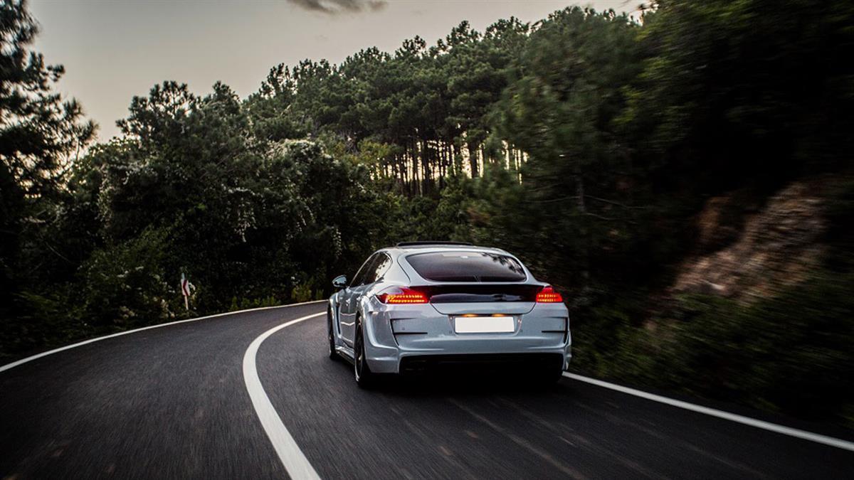 En España estámos obligados a suscribir y mantener en vigor una póliza de seguro por cada vehículo del que seamos titulares