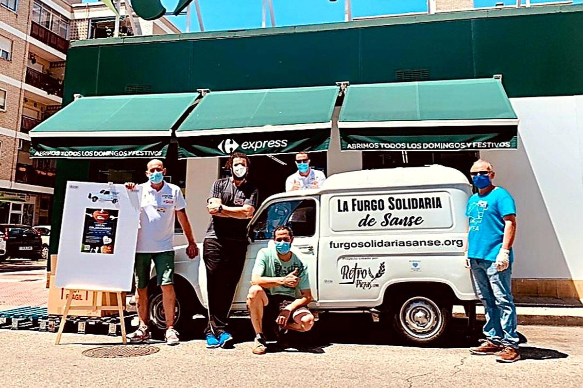 Recogen alimentos y productos de higiene donados por vecinos, empresas, supermercados y asociaciones para distribuirlos entre grupos vulnerables