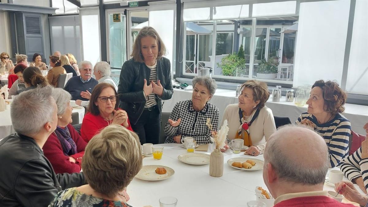 El acto, con motivo de la celebración de la Semana de Mayores del distrito, ha contado con la presencia de la concejala Cayetana Hernández de la Riva
