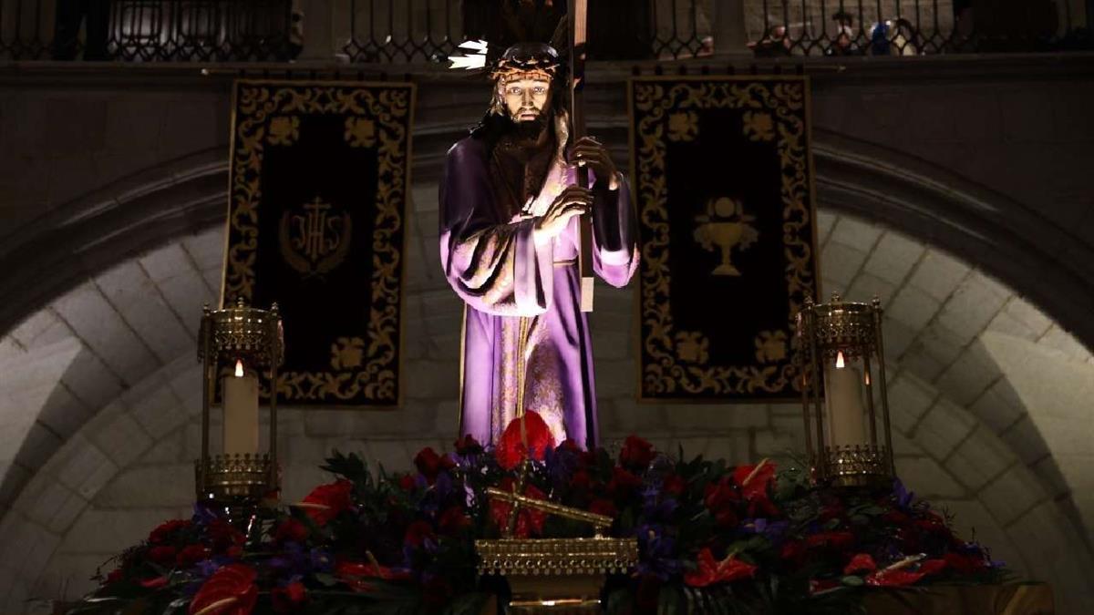 Cofrades y vecinos participan en las diversas celebraciones religiosas 