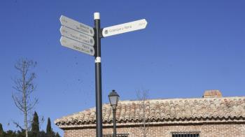 El Ayuntamiento instala 10 postes con flechas