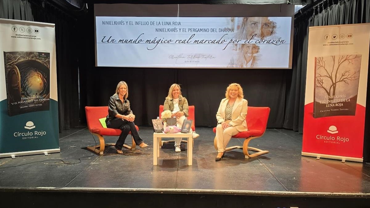 La escritora Cristina Torres Testera protagoniza un emotivo encuentro literario en el Teatro Municipal con vecinos y representantes municipales