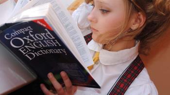 Serranillos pondrá a disposición proyectores y profesores nativos