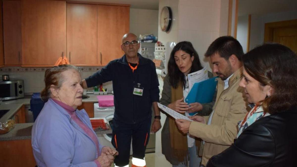 El alcalde visita a una usuaria del servicio