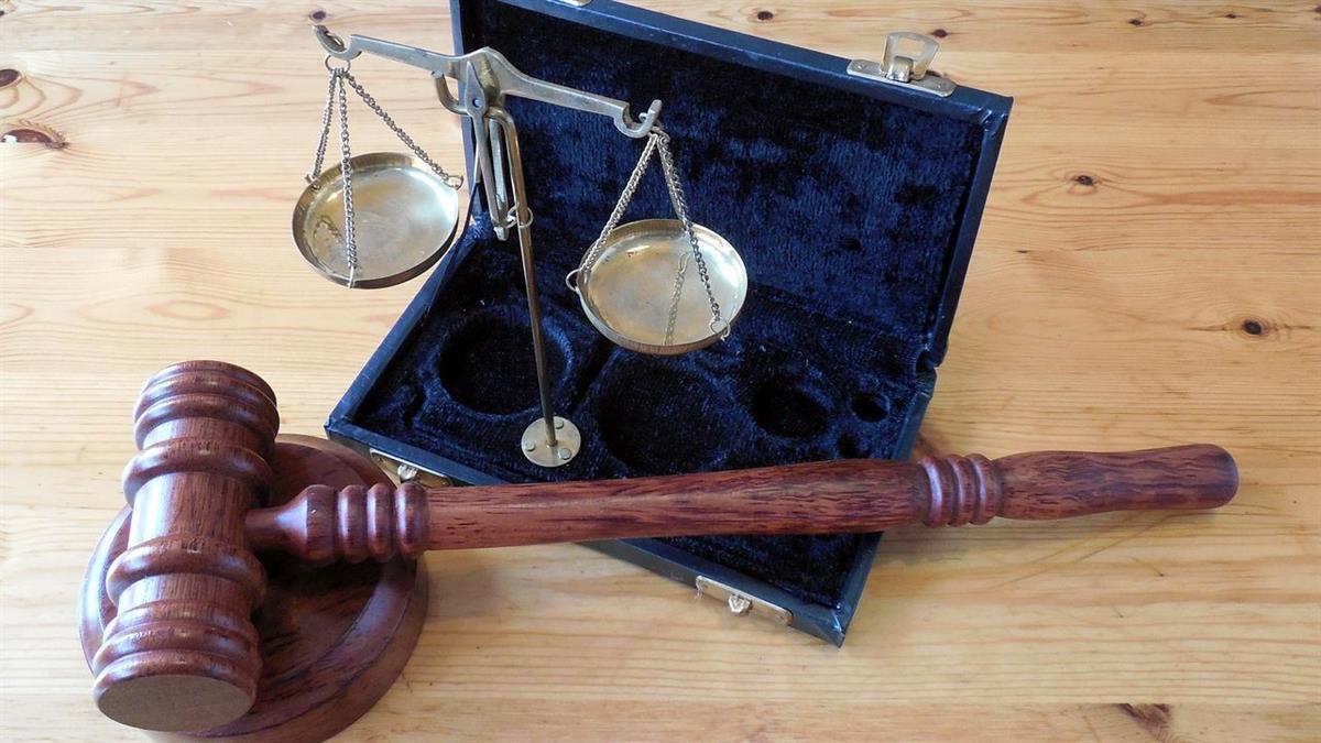 Ofrece información y asesoramiento en materia legal a personas empadronadas