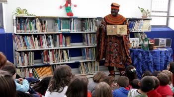 Son sesiones gratuitas de cuentacuentos adaptadas al pequeño público       