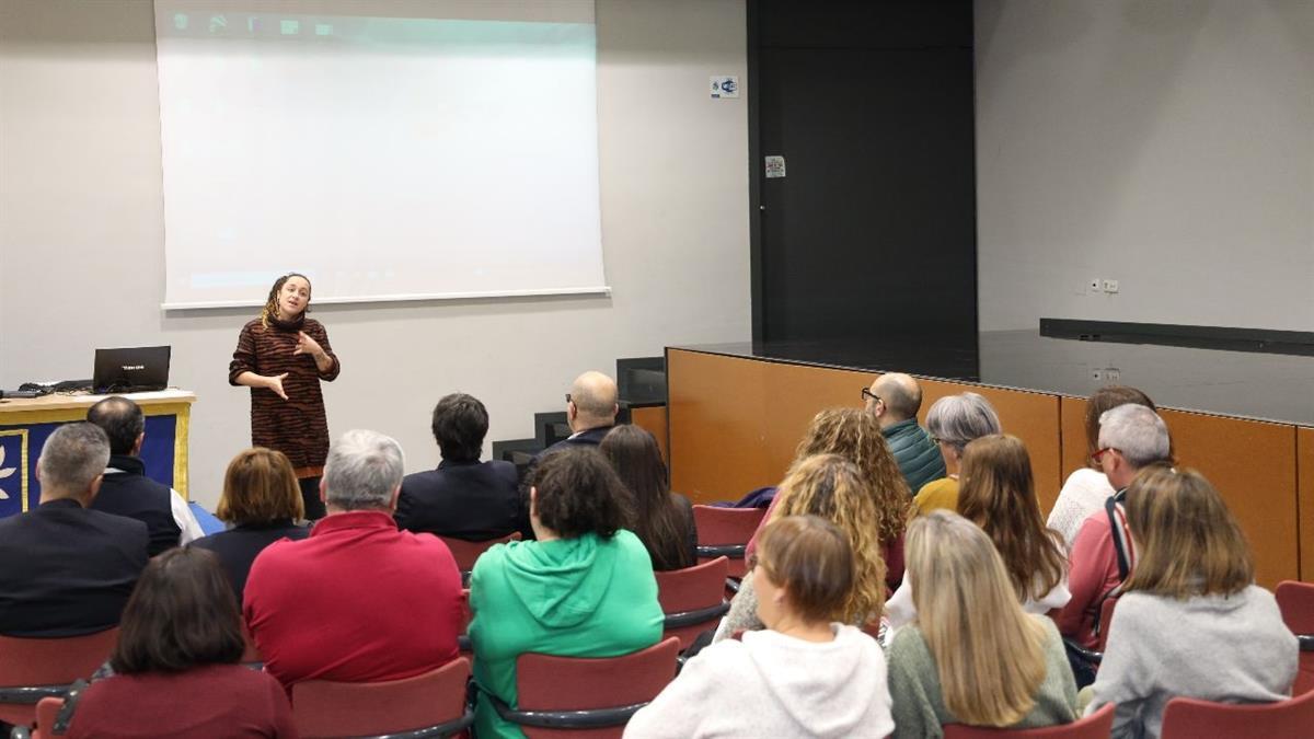 Dirigidas a la población adulta con el objetivo de iniciarse en la comunicación con las personas sordas