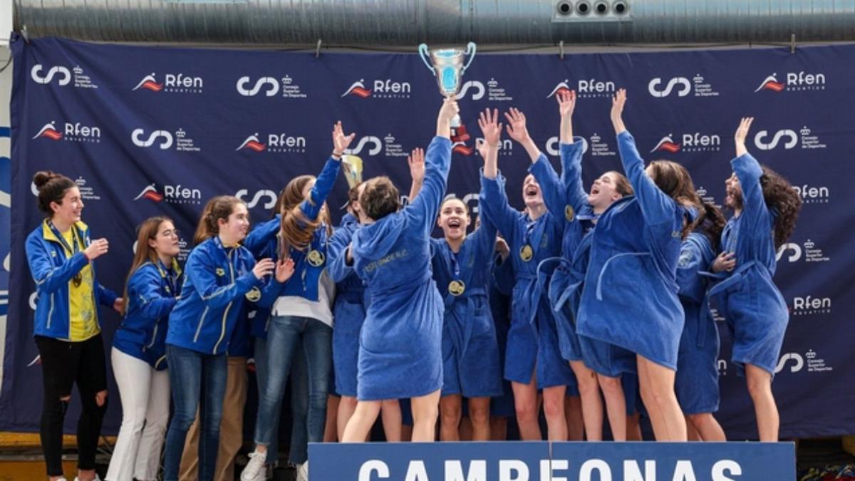 Las chicas del Real Canoe consiguieron vencer en la final por 11 a 6 al C.D Waterpolo Iruña 98 02 