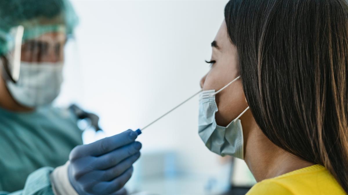 Según los primeros estudios provoca más cansancio, mucosidad y menos fiebre 