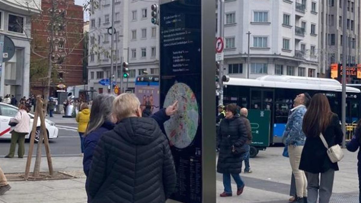 El Ayuntamiento pone en marcha un sistema de señalización que en el futuro será universal, sostenible e inteligente