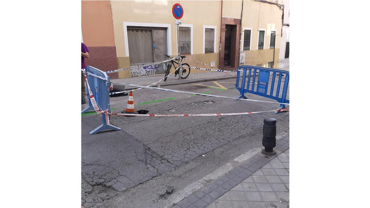 Este agujero en el asfalto de la calle José Calvo que deja ver una enorme oquedad apareció el pasado 20 de abril