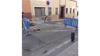 Este agujero en el asfalto de la calle José Calvo que deja ver una enorme oquedad apareció el pasado 20 de abril