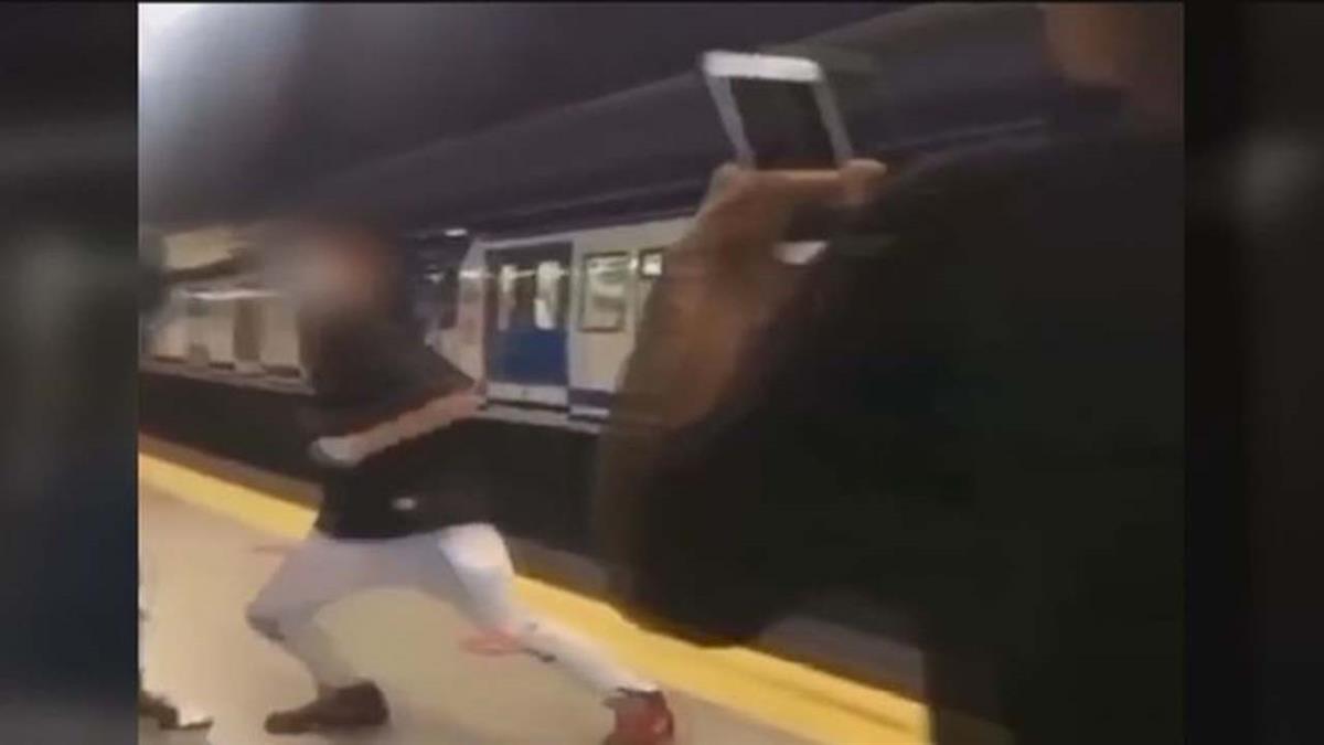 Apalearon y robaron a un joven en Sol y subieron el vídeo a internet
