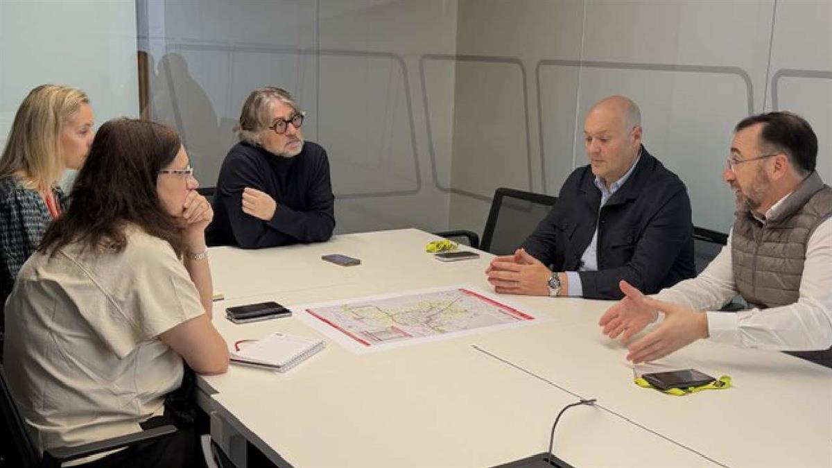 El Ayuntamiento pide ampliar las líneas urbanas de autobús en una reunión con el director general del Consorcio Regional de Transportes