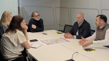 El Ayuntamiento pide ampliar las líneas urbanas de autobús en una reunión con el director general del Consorcio Regional de Transportes