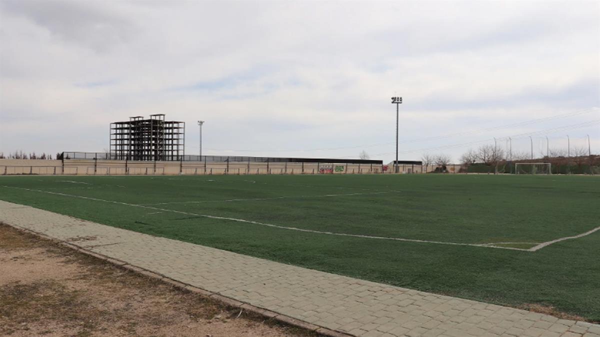 El campo está en muy mal estado, pero el buscar soluciones es muy difícil ya que esta realizado sobre un vertedero