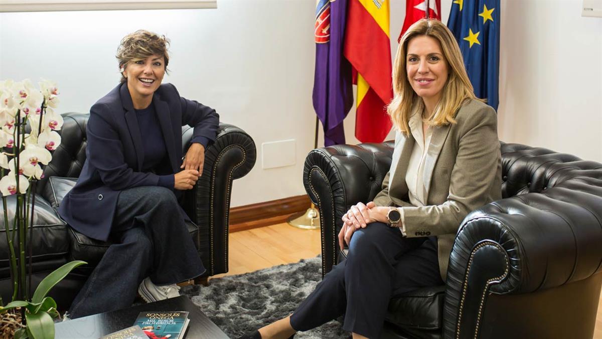 Paloma Tejero felicita a la vecina y periodista Sonsoles Ónega por su Premio Planeta 2023