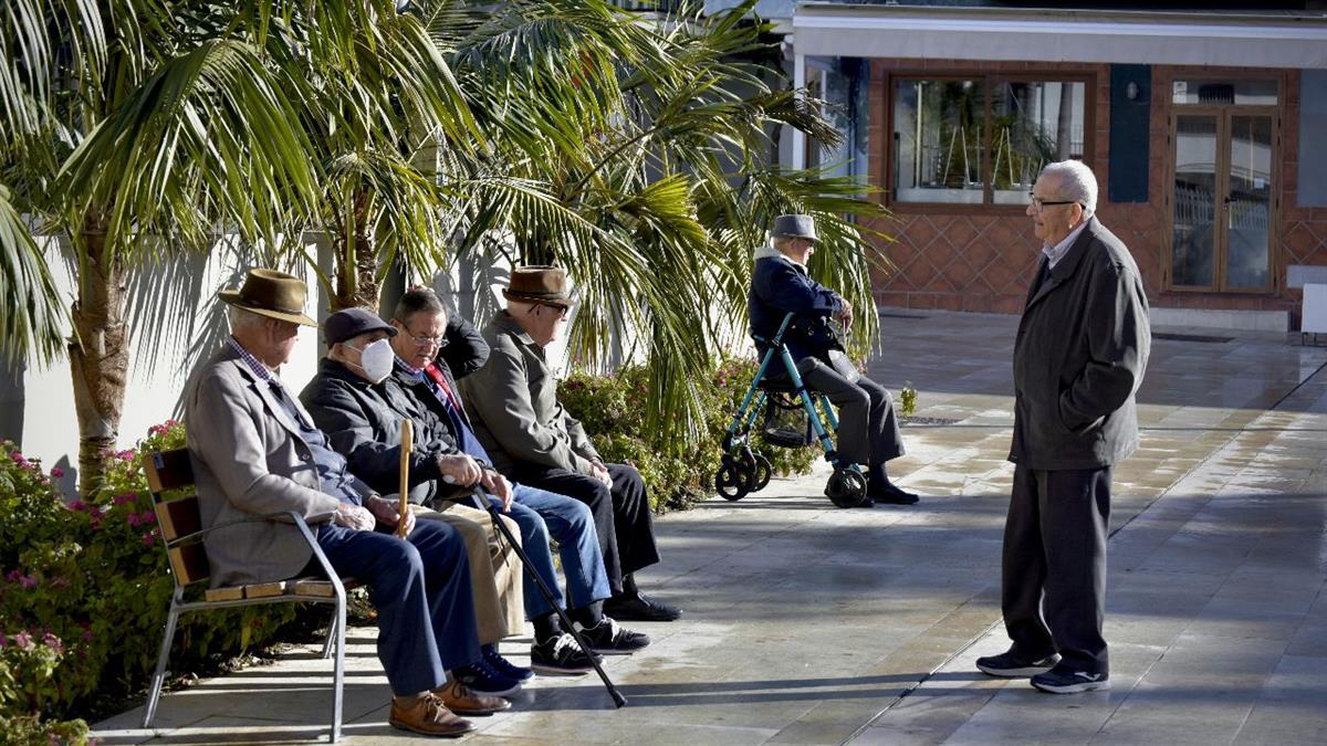 El organismo ratifica que el gasto en pensiones se mantiene dentro de los límites legales, pero advierte de que la deuda pública podría alcanzar el 123% del PIB en 2050