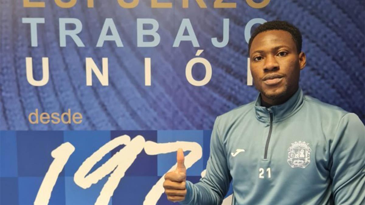 Stephen Buer renueva con el Fuenla hasta 2025