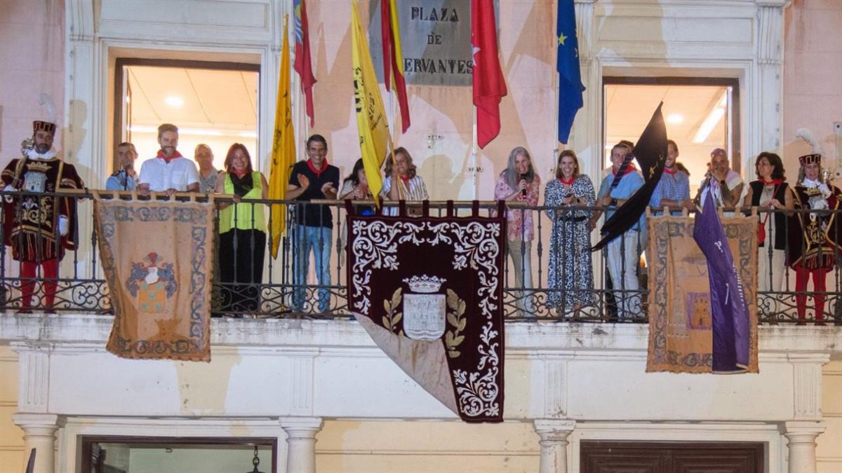 Mientras algunos se rasgan las vestiduras por una foto vieja, otros recuerdan que llamar a una stripper era más habitual de lo que parece