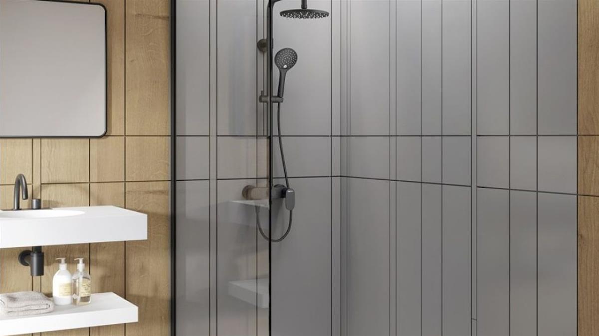 Creen que se han endurecido las condiciones que los mayores tricantinos deben cumplir para que les ayuden a cambiar bañeras por platos de duchas