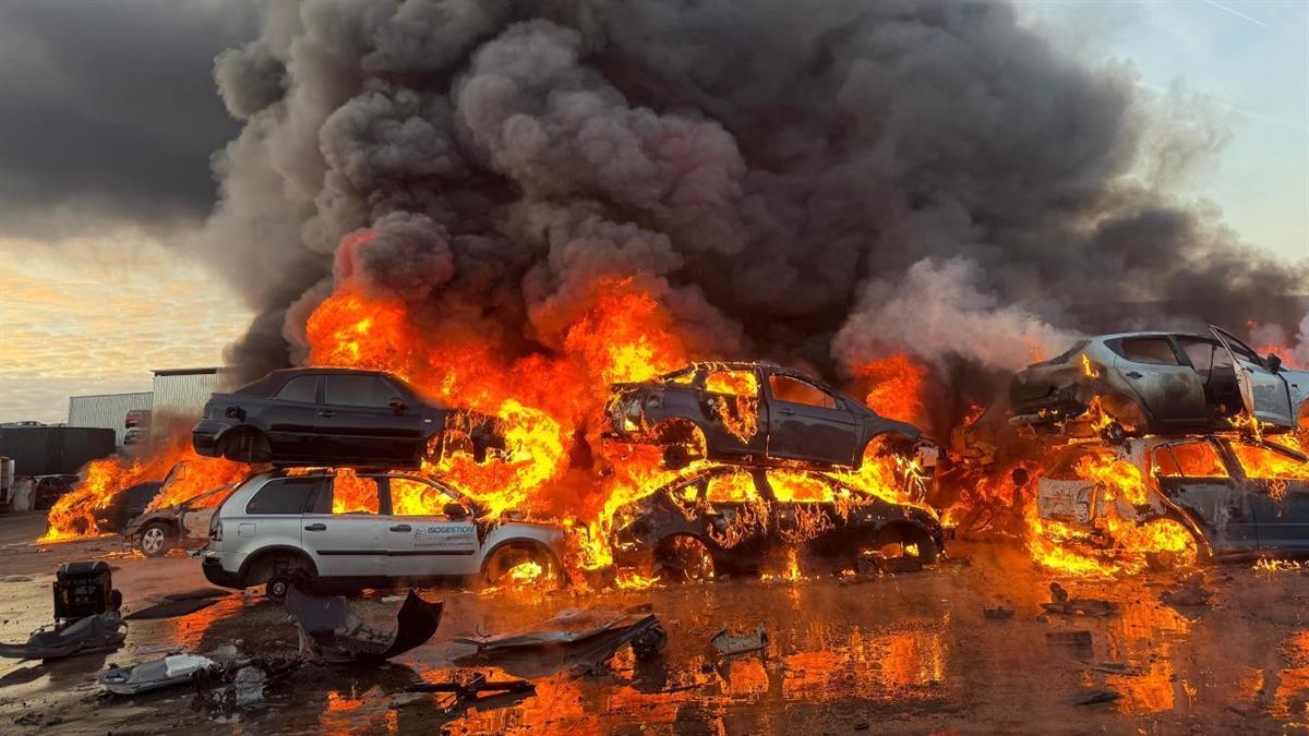 La virulencia del fuego ha provocado desalojos y calcinado más de 120 vehículos