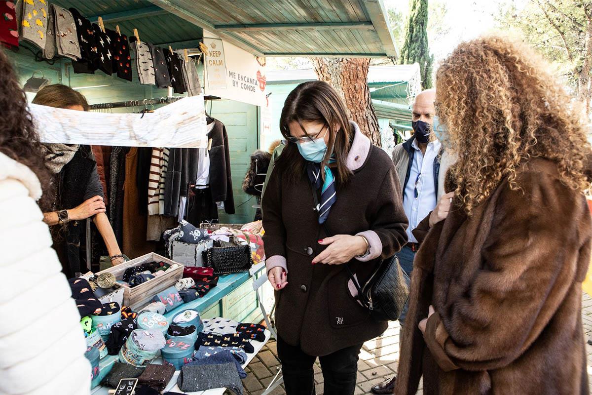 La alcaldesa ha aprovechado la visita para hacer algunas compras navideñas 