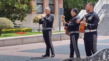 Tres mariachis tocan en la puerta del Ayuntamiento para despedir a la alcaldesa