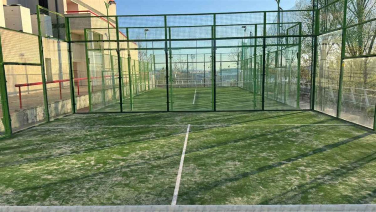 El consistorio ha completado la renovación del césped artificial de las tres pistas de pádel 
