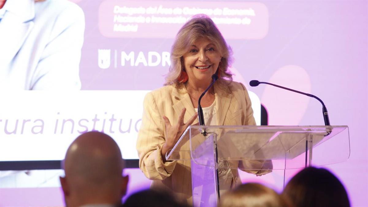 La delegada inaugura la jornada ‘Moviendo a la Juventud Empresaria: Club de Capitanas’