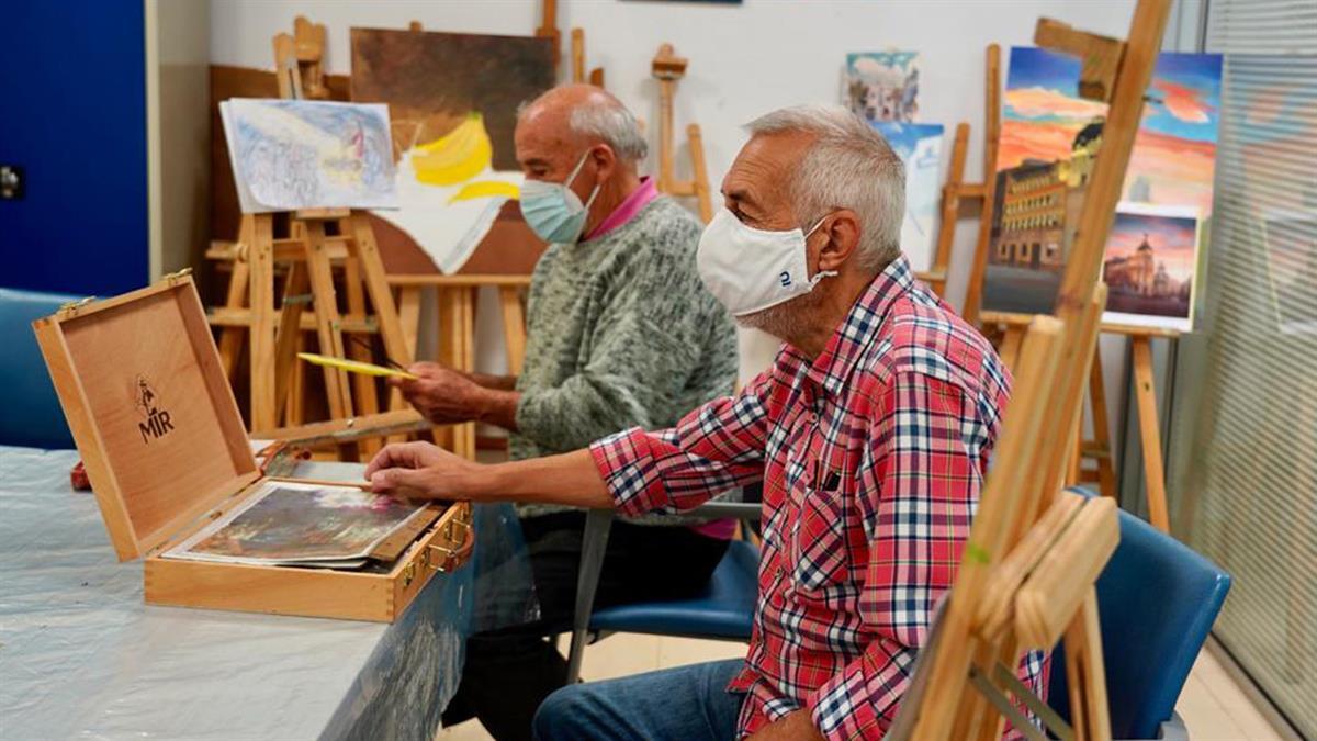 Una docena de mayores participan en este taller en el Centro de Mayores de El Soto que tiene como objetivo mejorar las destrezas manuales y la socialización