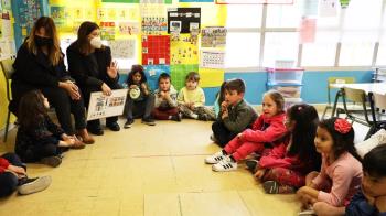 Los niños de educación infantil recibieron la visita de Noelia Posse, alcaldesa del municipio