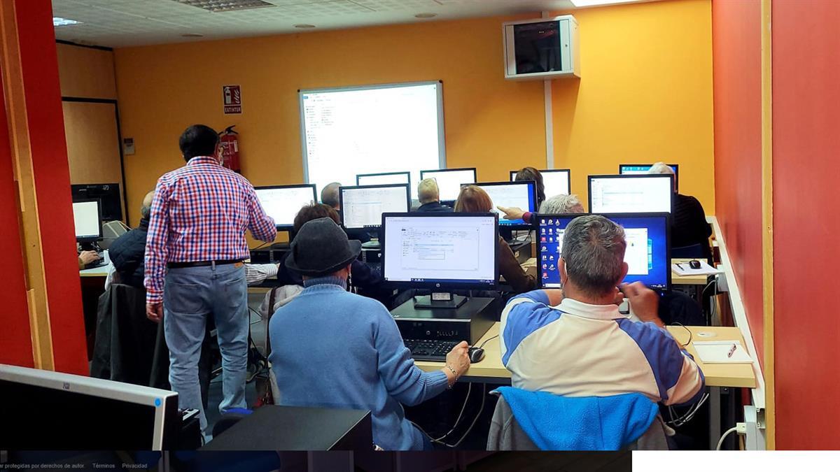 Los talleres están destinado a personas que necesiten ayuda con ordenados e internet 