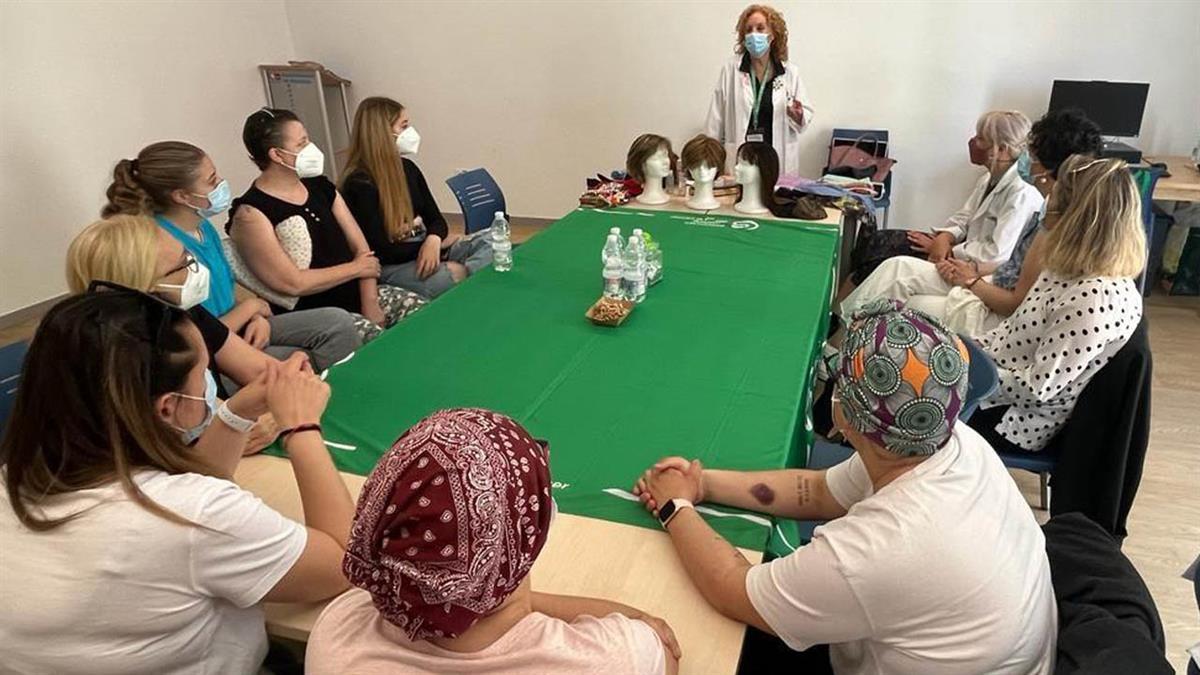 En estos encuentros las asistentes intercambian sentimientos y experiencias sobre la enfermedad 