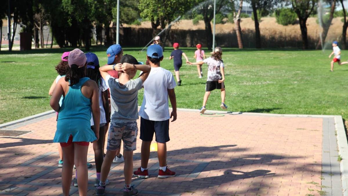 Lengua de signos, tecnología y corresponsabilidad para los peques de la casa

