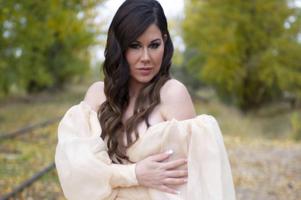 La sevillana regresa con un bolero solidario para la lucha contra el COVID-19