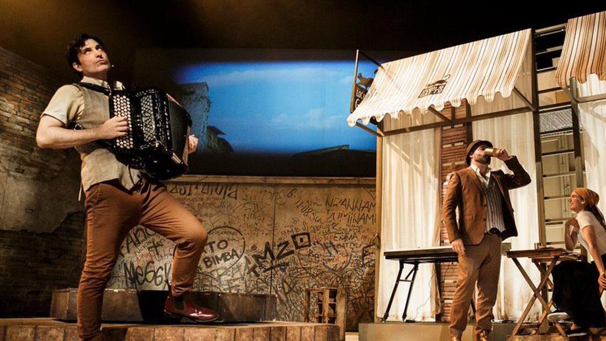 Sergio Peris-Mencheta sube al escenario esta original versión del clásico de Lope basado en la historia de amor de los Amantes de Verona en una versión llena de humor, juego, música, magia y clown.
