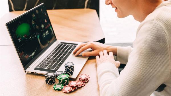 El futuro del poker tendencias que transforman las apps móviles, las salas cripto y los nuevos formatos de juego