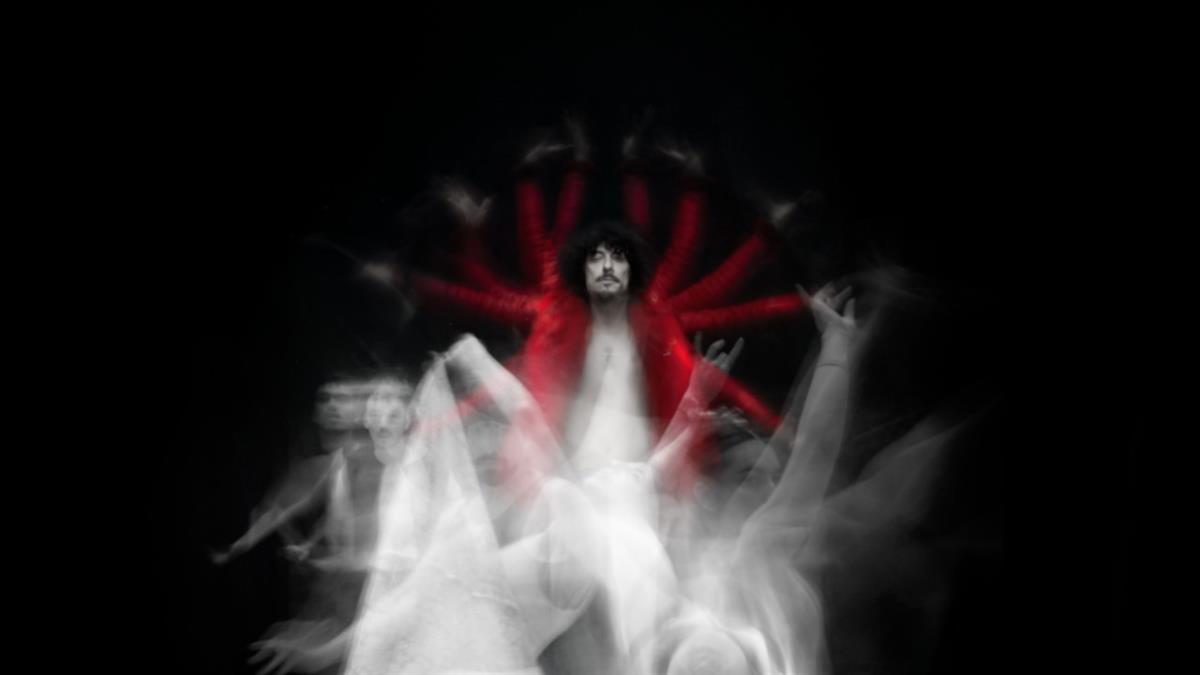 El flamenco se reinventa en este espacio, que acoge el nuevo universo creativo del artista