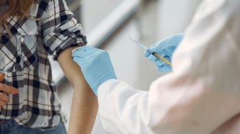 Como refuerzo en la población mayor de 18 años, especialmente la inmunodeprimida