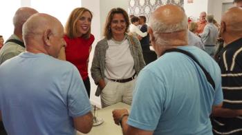 La vicepresidenta tercera ha visitado el centro de mayores Adolfo Suárez